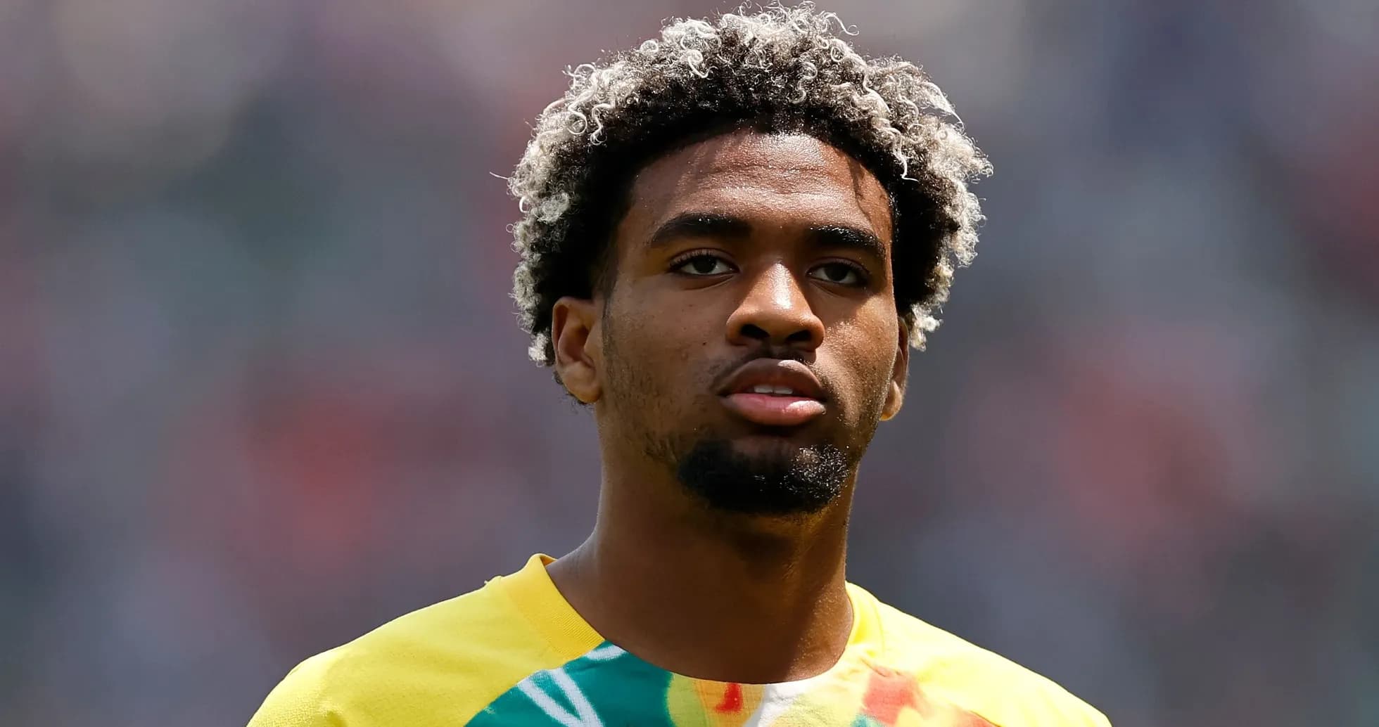Joueur en maillot jaune sur le terrain avant le match
