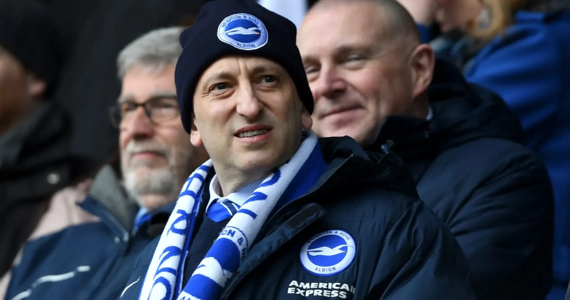 Homme portant un bonnet et une écharpe de Brighton & Hove Albion