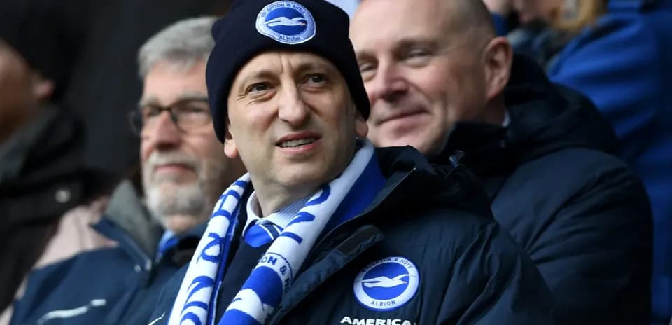 Homme portant un bonnet et une écharpe de Brighton & Hove Albion