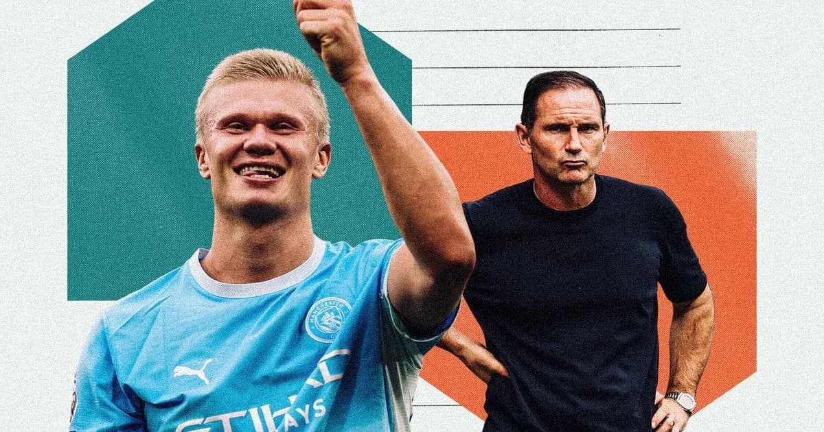 Joueur de Manchester City et entraîneur en arrière-plan