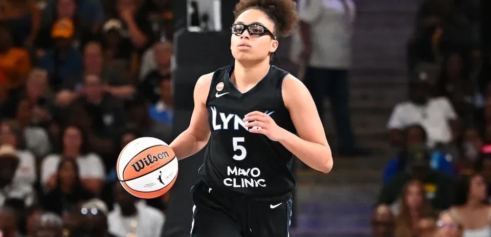 Joueuse dribblant le ballon pendant un match