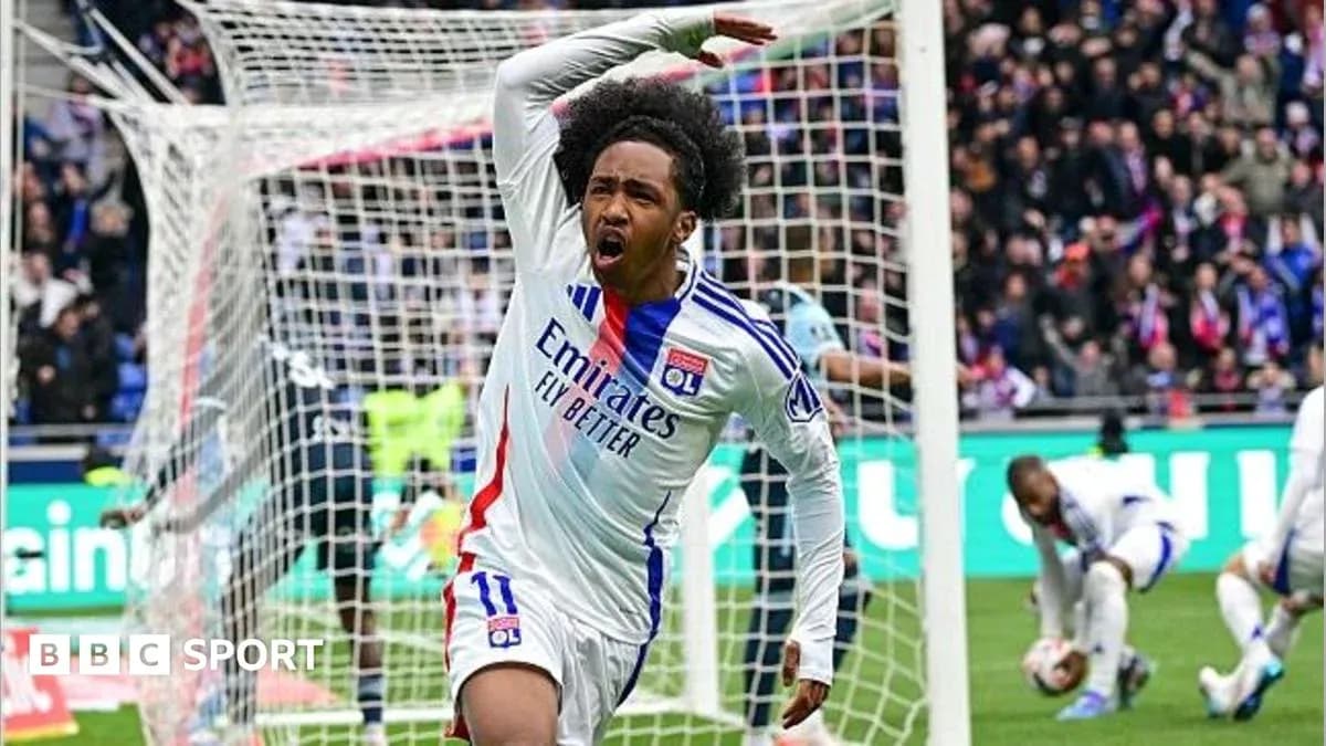 Joueur de Lyon célébrant un but au stade
