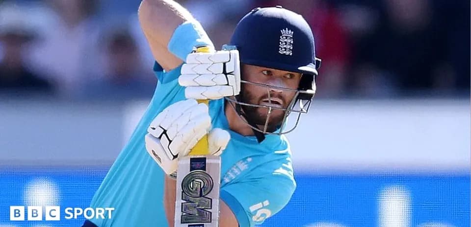 Batteur anglais frappant la balle au cricket