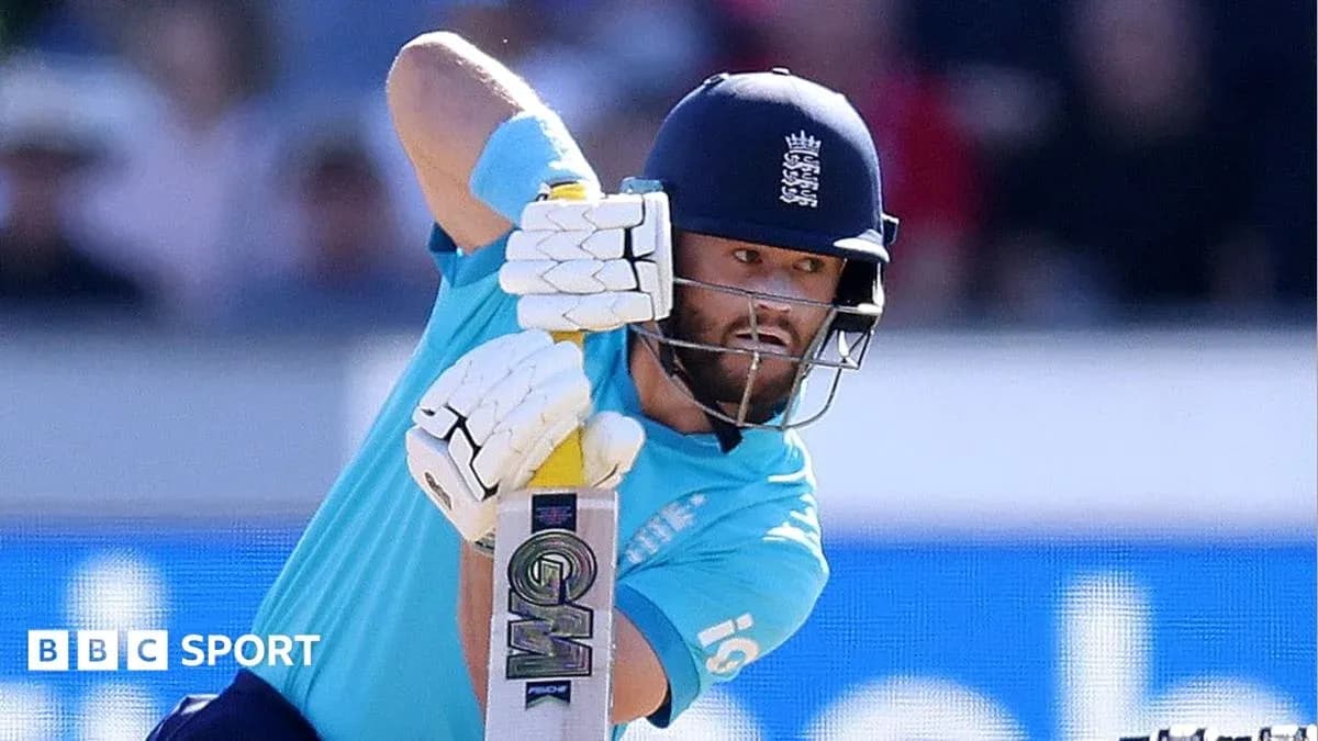 Batteur anglais frappant la balle au cricket