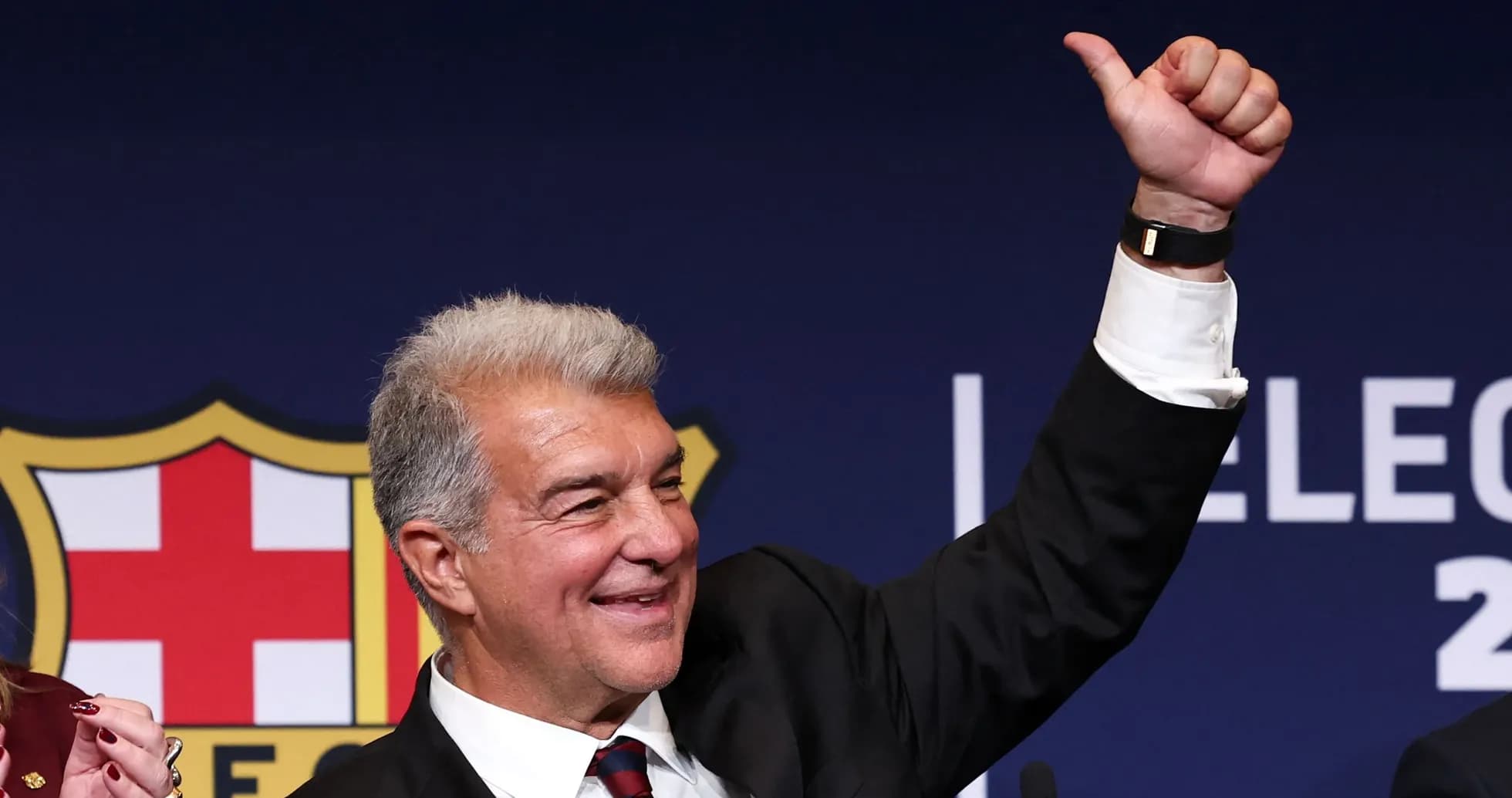 Homme levant le pouce lors d'une conférence