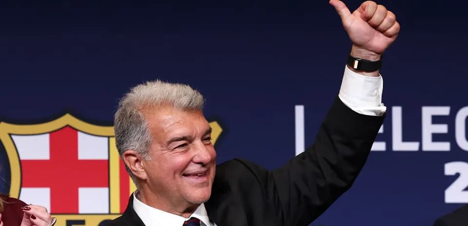 Homme levant le pouce lors d'une conférence
