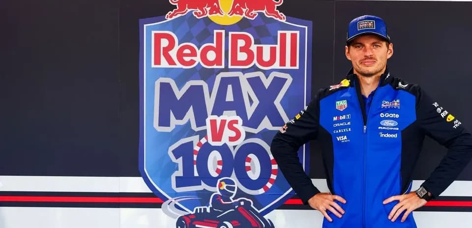Pilote posant devant le logo Red Bull MAX vs 100