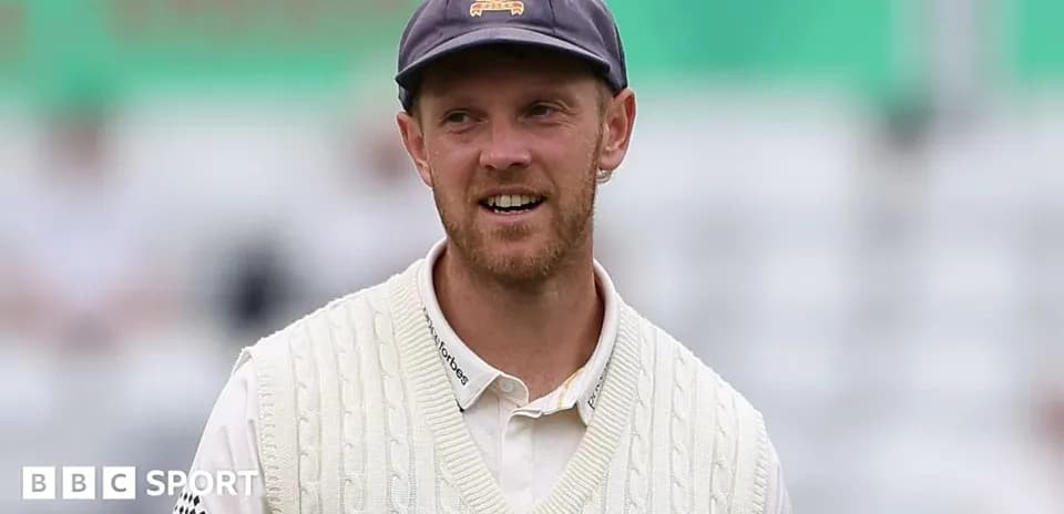 Joueur de cricket en tenue de match sur le terrain