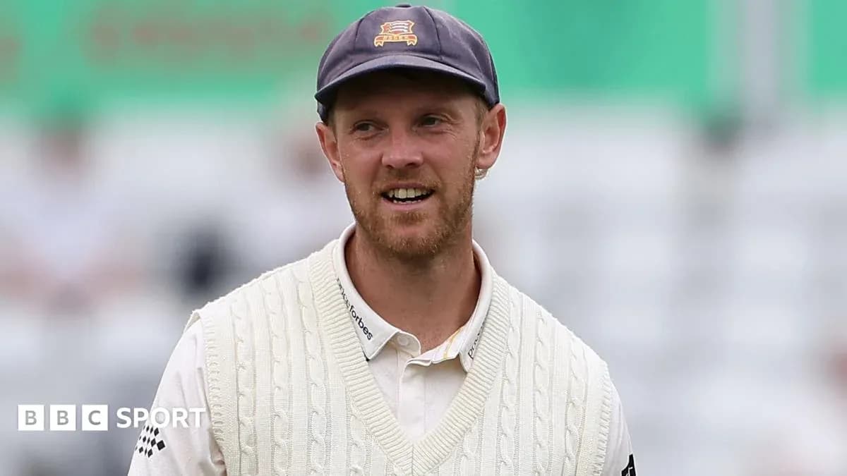 Joueur de cricket en tenue de match sur le terrain