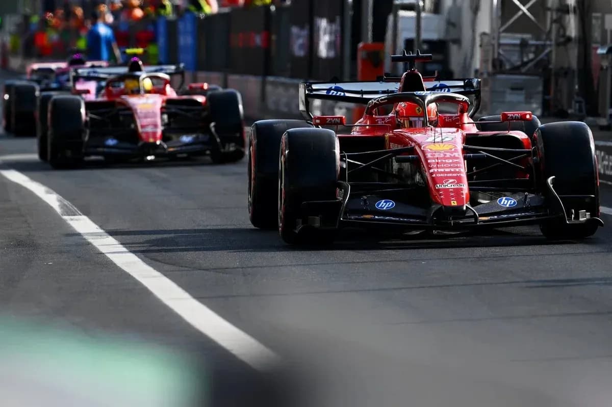 Deux voitures Ferrari sur la piste lors d'une course