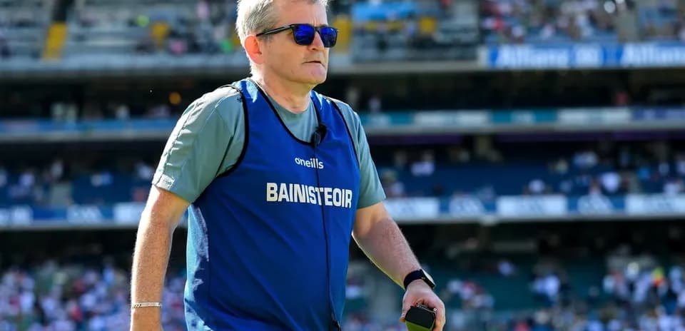 Entraîneur marchant sur le terrain pendant le match