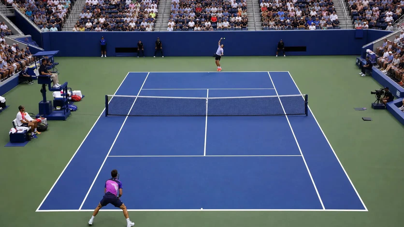 Joueur servant sur le court de tennis en compétition