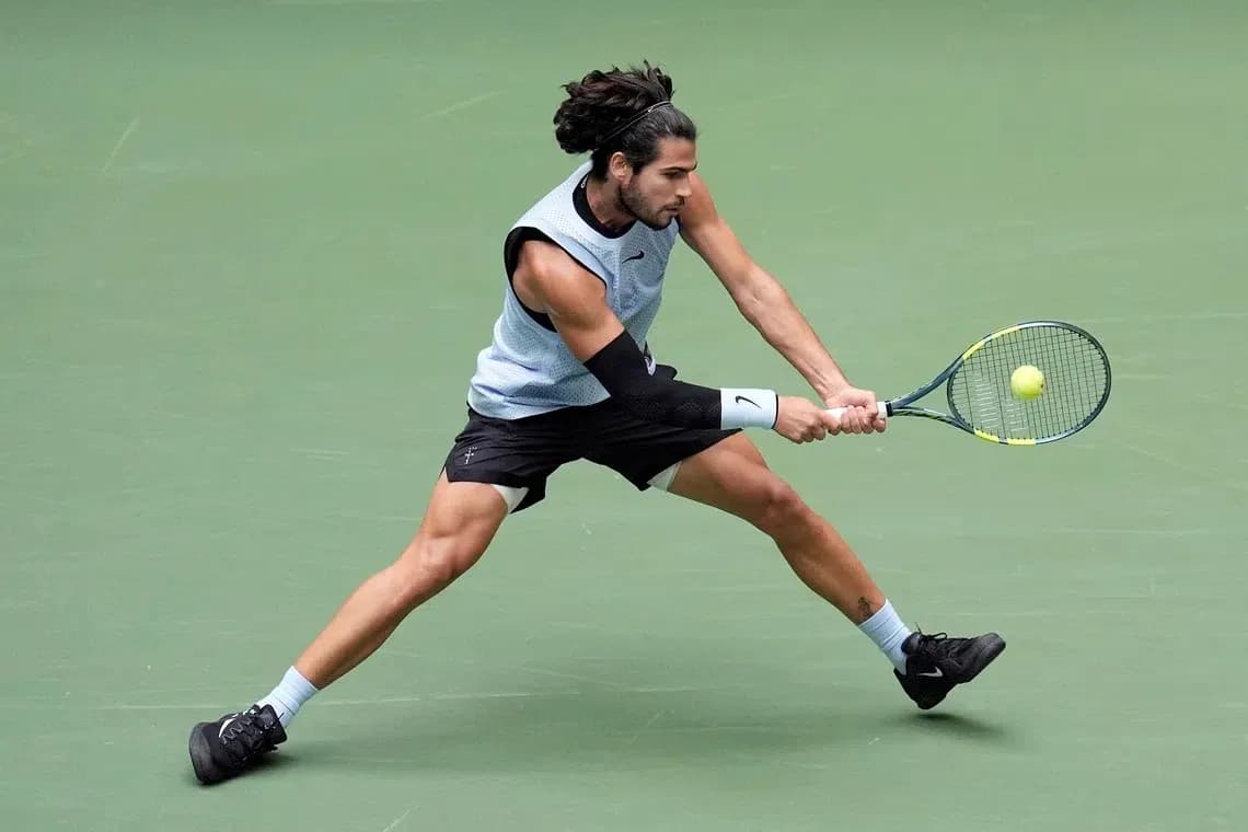 Joueur de tennis frappant la balle sur le court