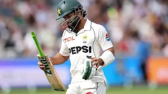 Joueur de cricket pakistanais quittant le terrain