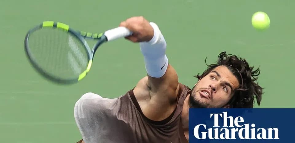 Joueur de tennis servant avec une raquette sur le court