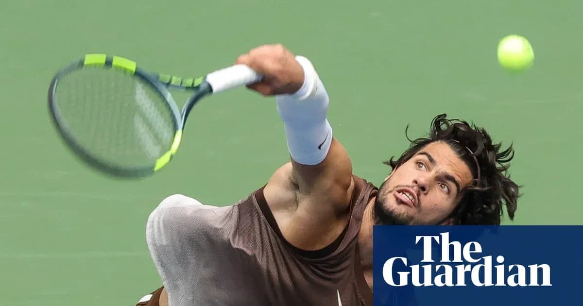 Joueur de tennis servant avec une raquette sur le court