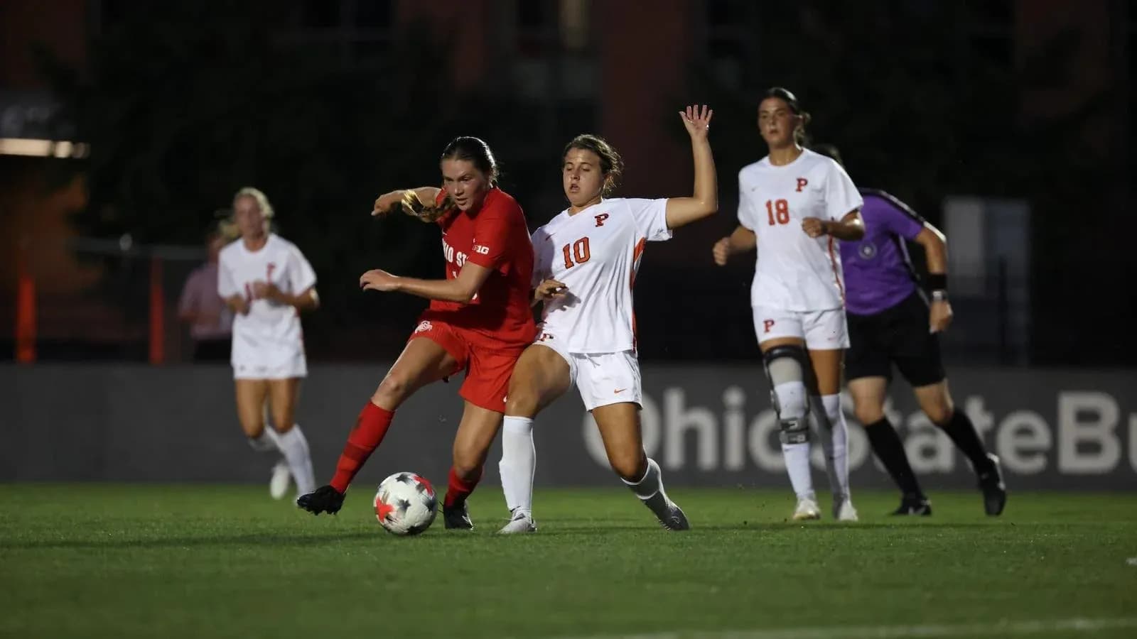 Joueuses en action lors d'un match de football