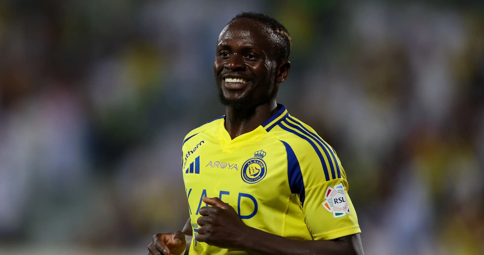 Joueur souriant en maillot d'Al Nassr sur le terrain