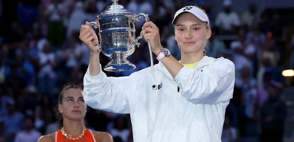 Joueuse tenant le trophée après la victoire au tournoi