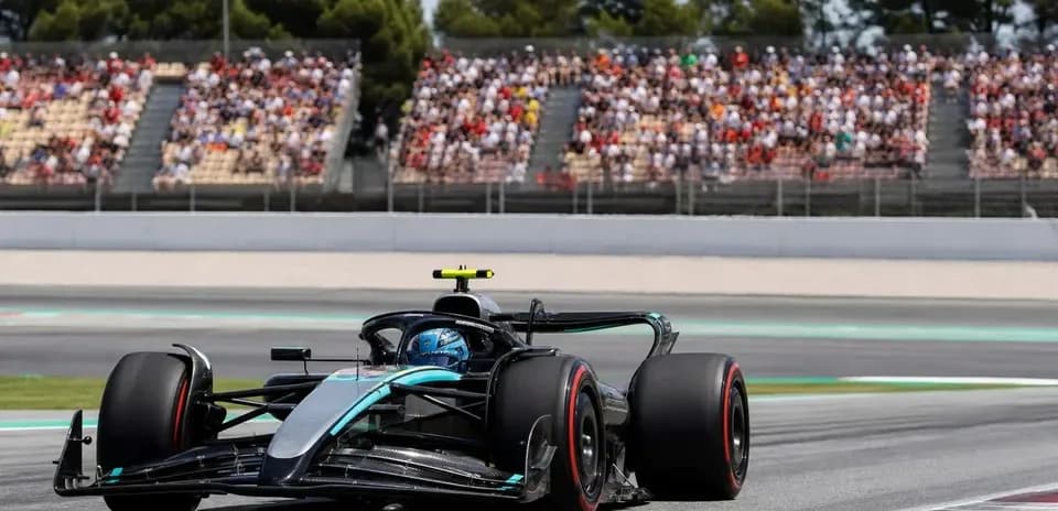 Voiture de F1 sur la piste avec spectateurs en arrière-plan