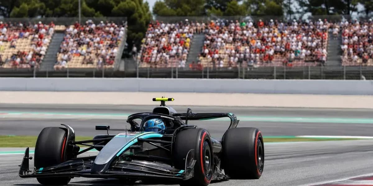 Voiture de F1 sur la piste avec spectateurs en arrière-plan