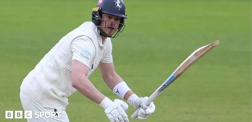 Joueur de cricket en action avec une batte