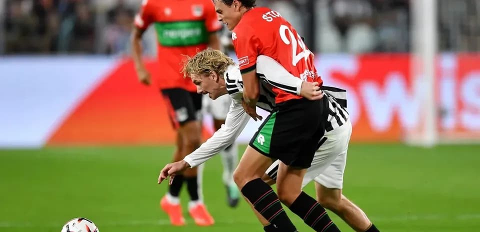 Deux joueurs se disputant le ballon sur le terrain