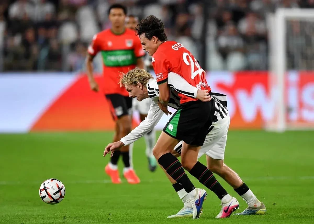 Deux joueurs se disputant le ballon sur le terrain