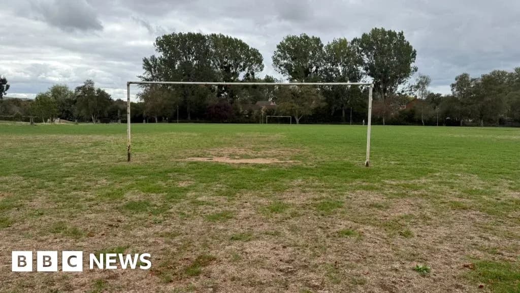 But de football vide sur un terrain herbeux