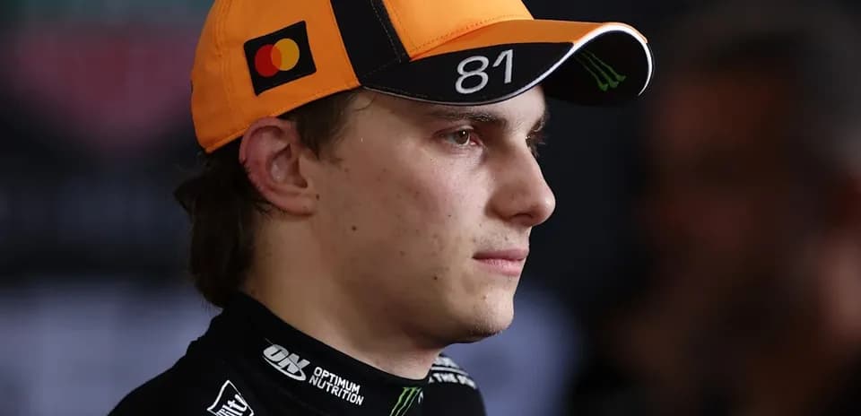 Pilote portant une casquette orange lors d'une interview