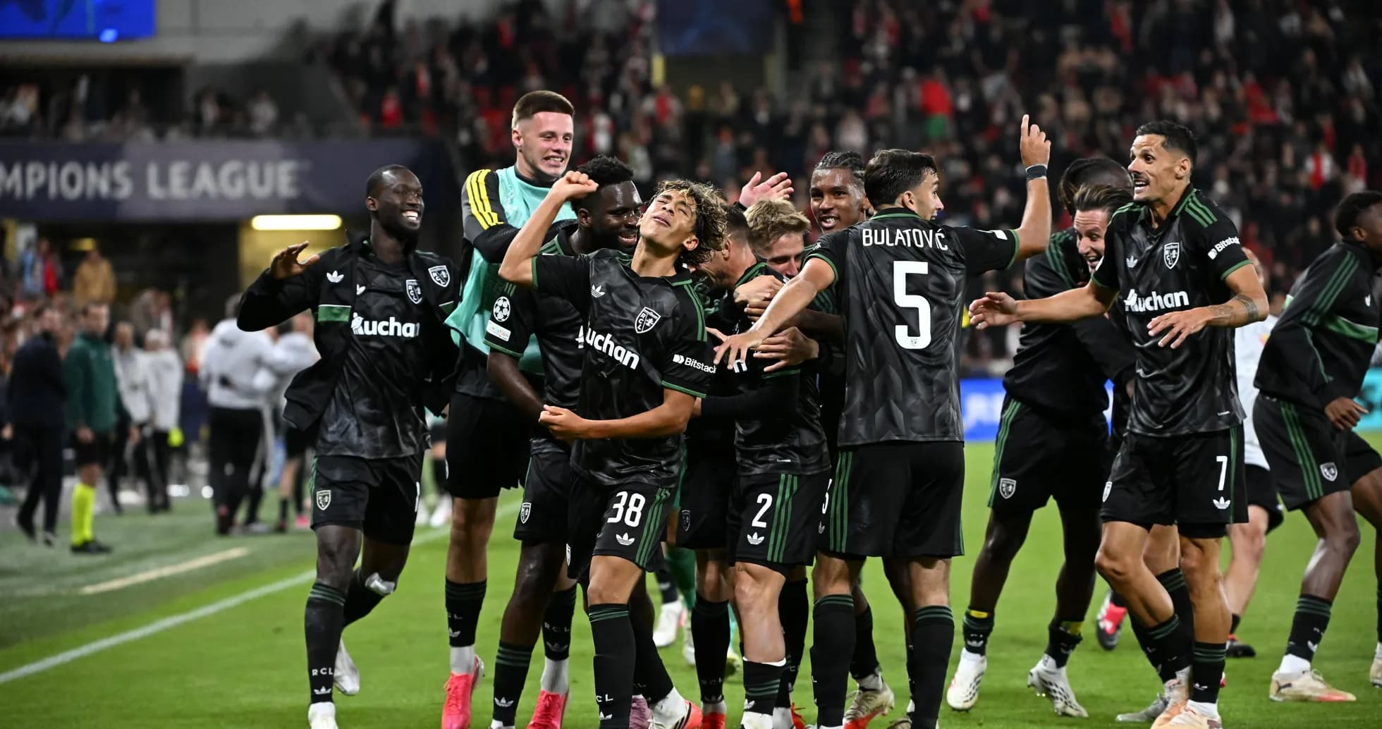 Joueurs célébrant une victoire en Ligue des champions