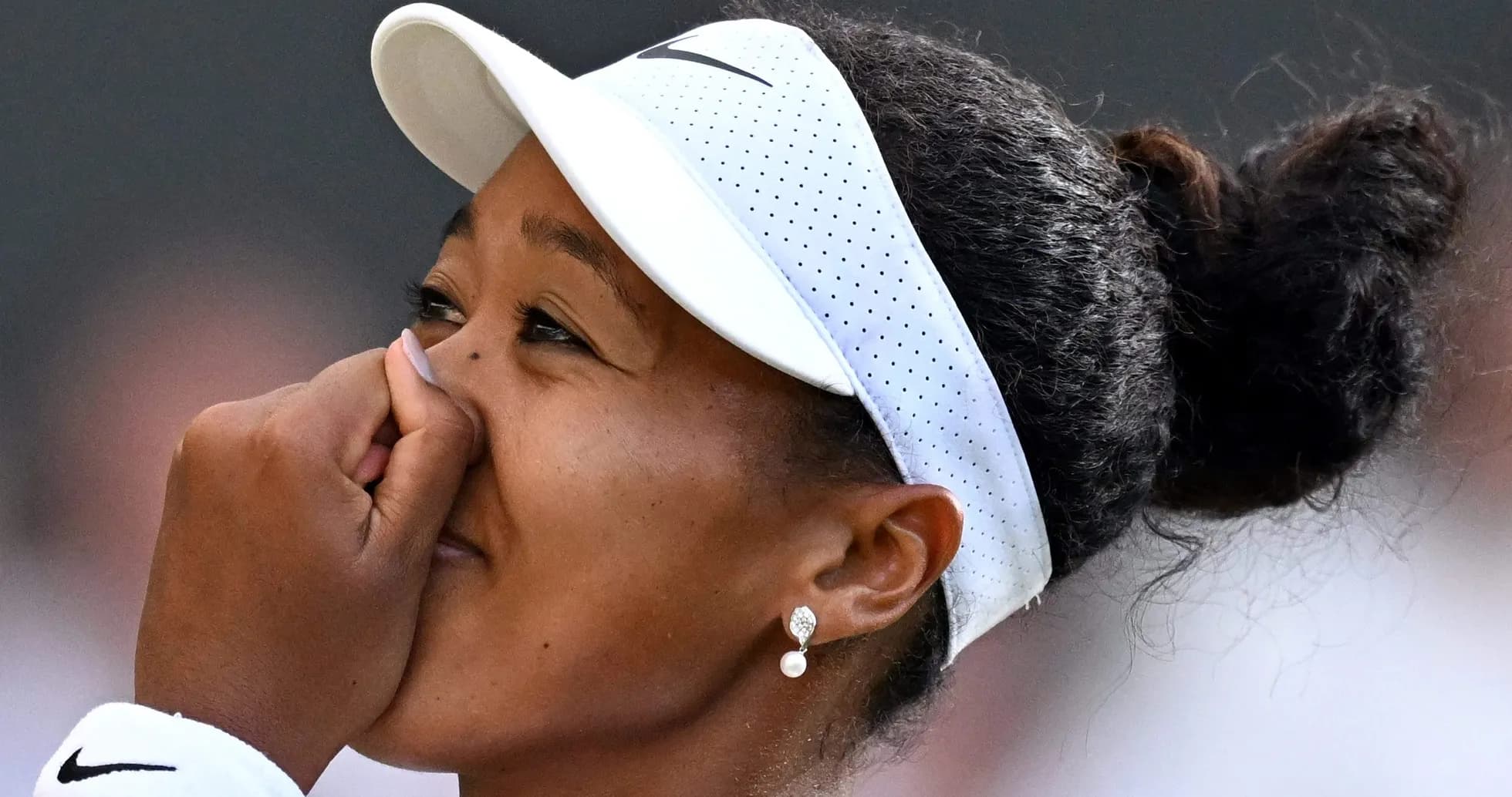 Joueuse de tennis avec un bandeau et des boucles d'oreilles