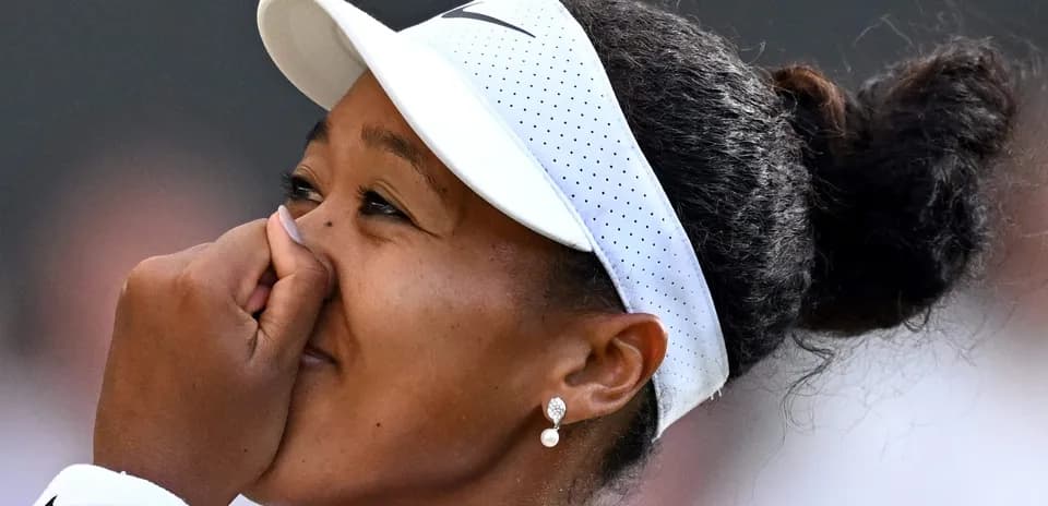Joueuse de tennis avec un bandeau et des boucles d'oreilles