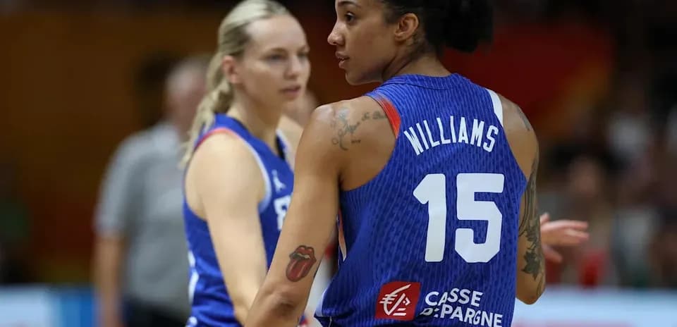Deux joueuses de basketball en conversation sur le terrain