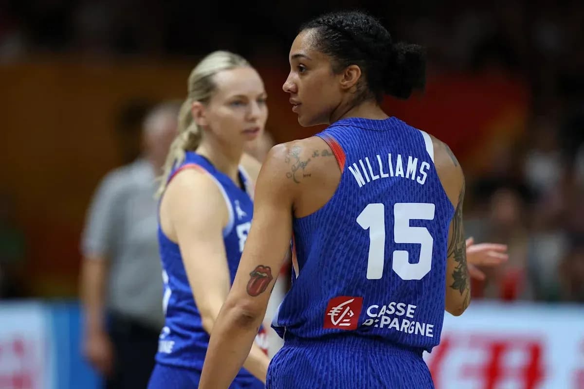 Deux joueuses de basketball en conversation sur le terrain