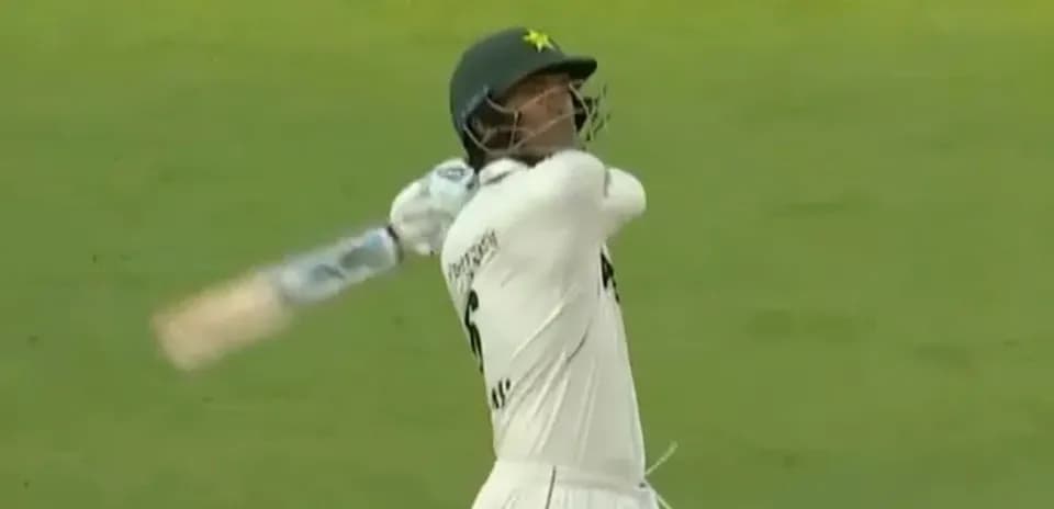Joueur de cricket frappant la balle au stade