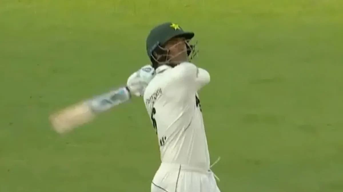 Joueur de cricket frappant la balle au stade