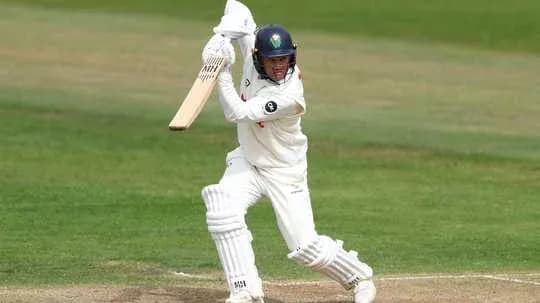 Batteur en action sur le terrain de cricket