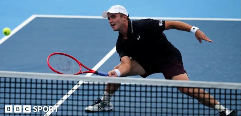 Joueur de tennis frappant une balle sur le court