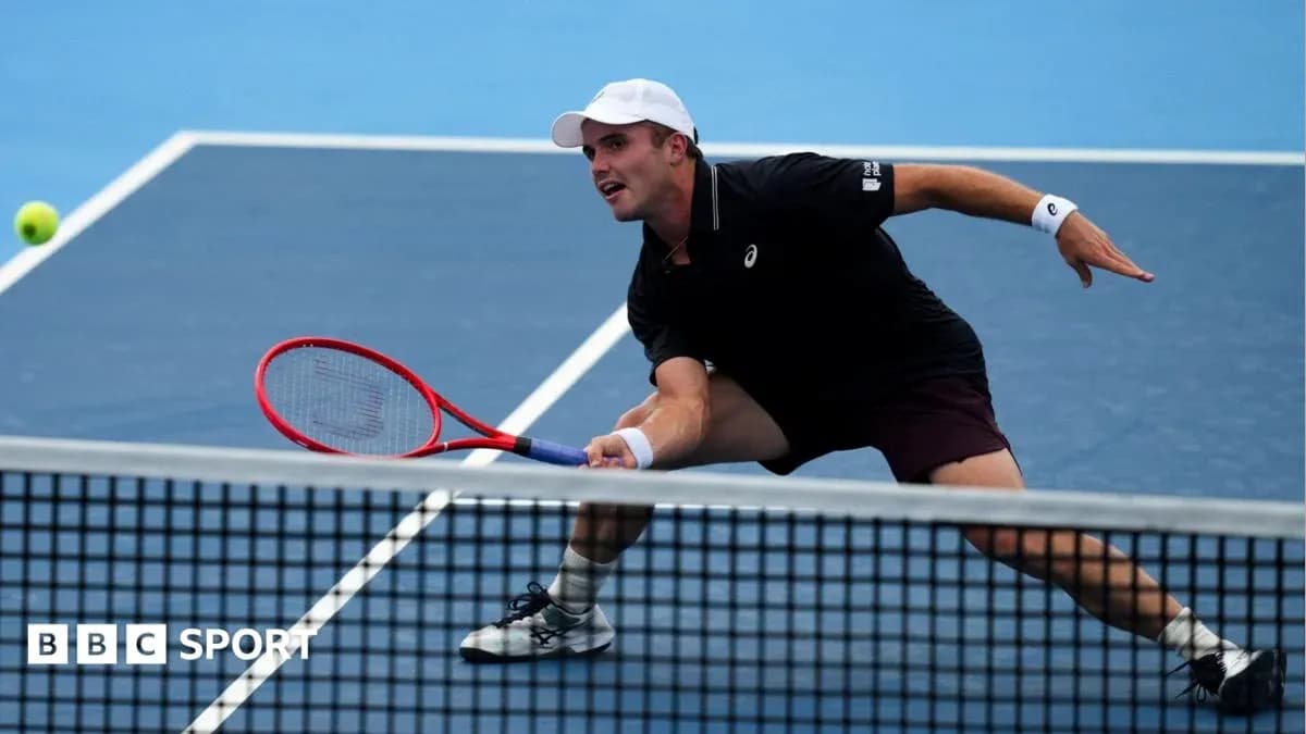 Joueur de tennis frappant une balle sur le court