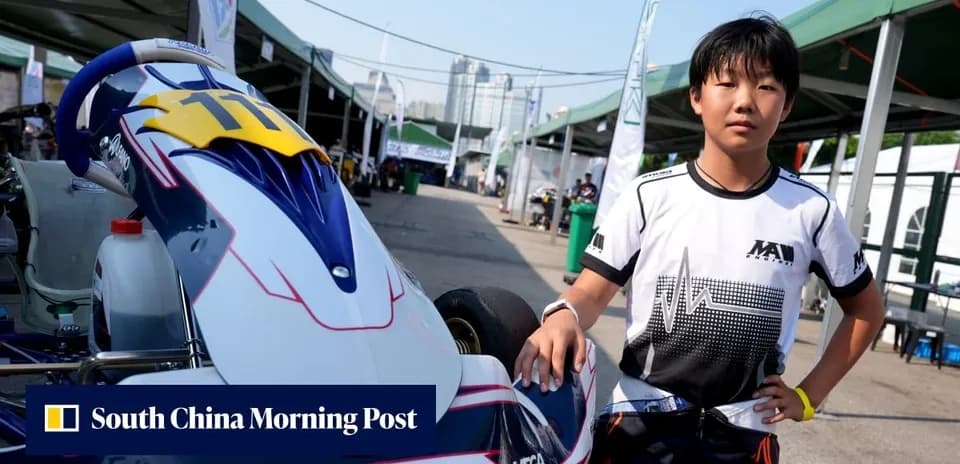 Jeune pilote de karting avec kart dans le paddock