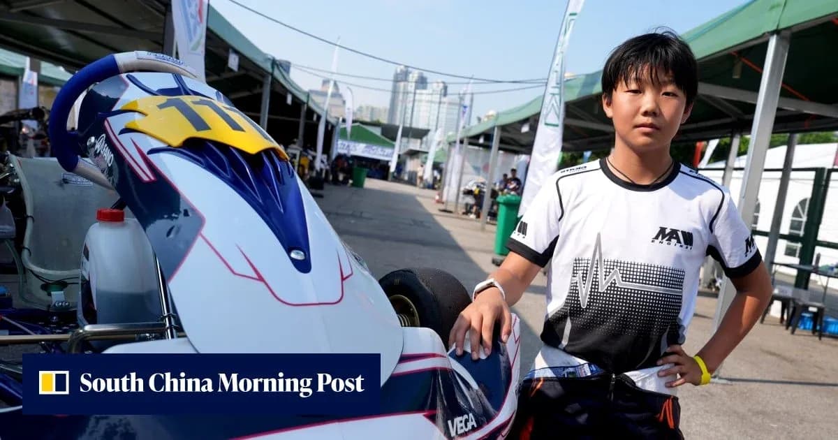 Jeune pilote de karting avec kart dans le paddock
