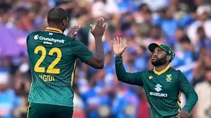 Deux joueurs sud-africains se félicitant sur le terrain