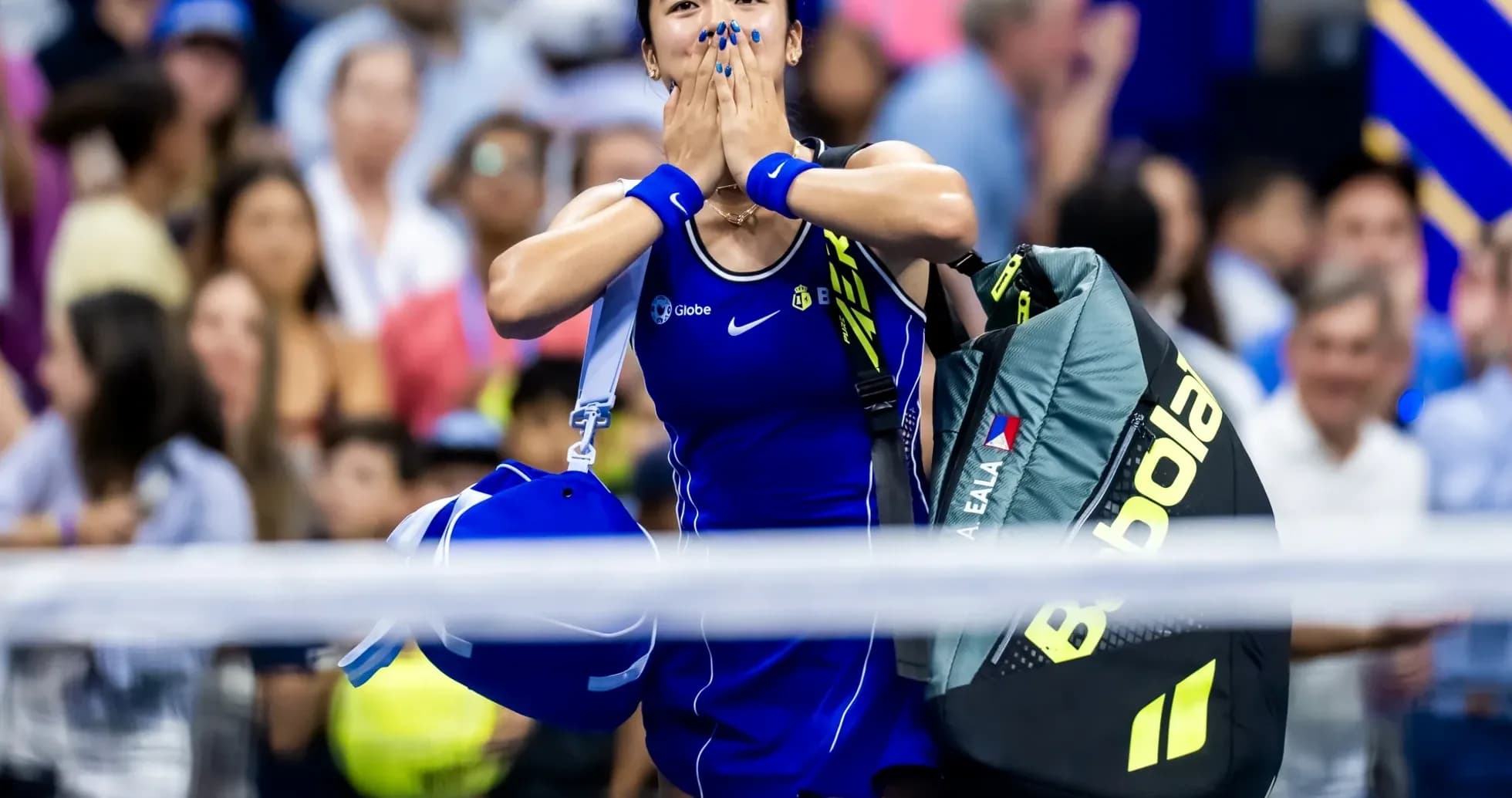 Joueuse de tennis célébrant en quittant le court