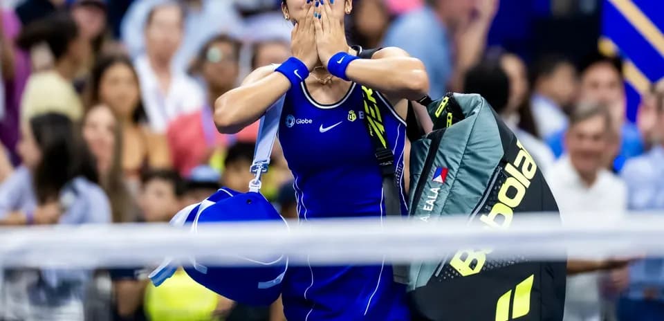 Joueuse de tennis célébrant en quittant le court