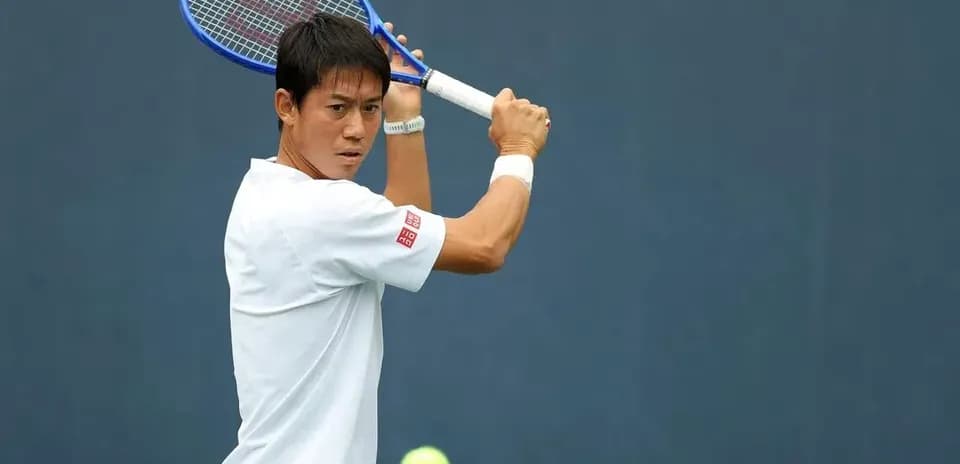 Joueur de tennis se préparant à frapper la balle