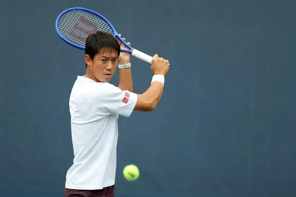 Joueur de tennis se préparant à frapper la balle