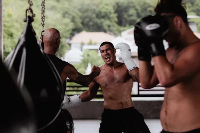 Boxeurs s'entraînant dans une salle de sport