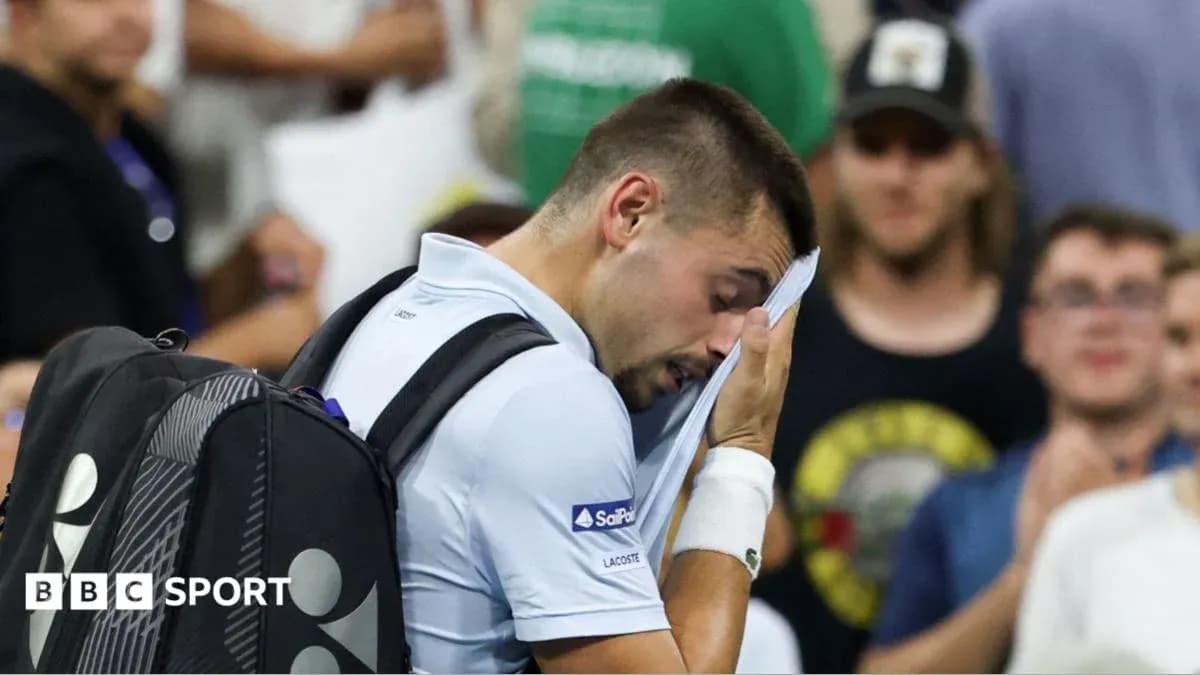 Joueur s'essuyant le visage après un match