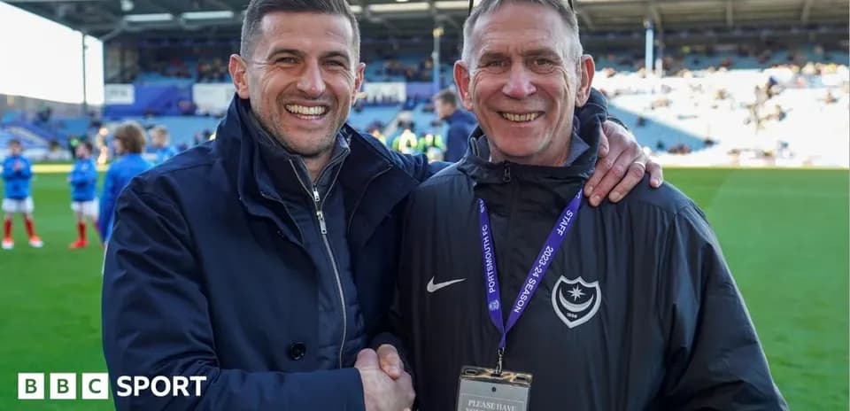 Deux hommes souriants se serrant la main sur le terrain